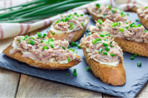 Бутерброды с тунцом, яйцом и сыром: быстрая закуска к столу